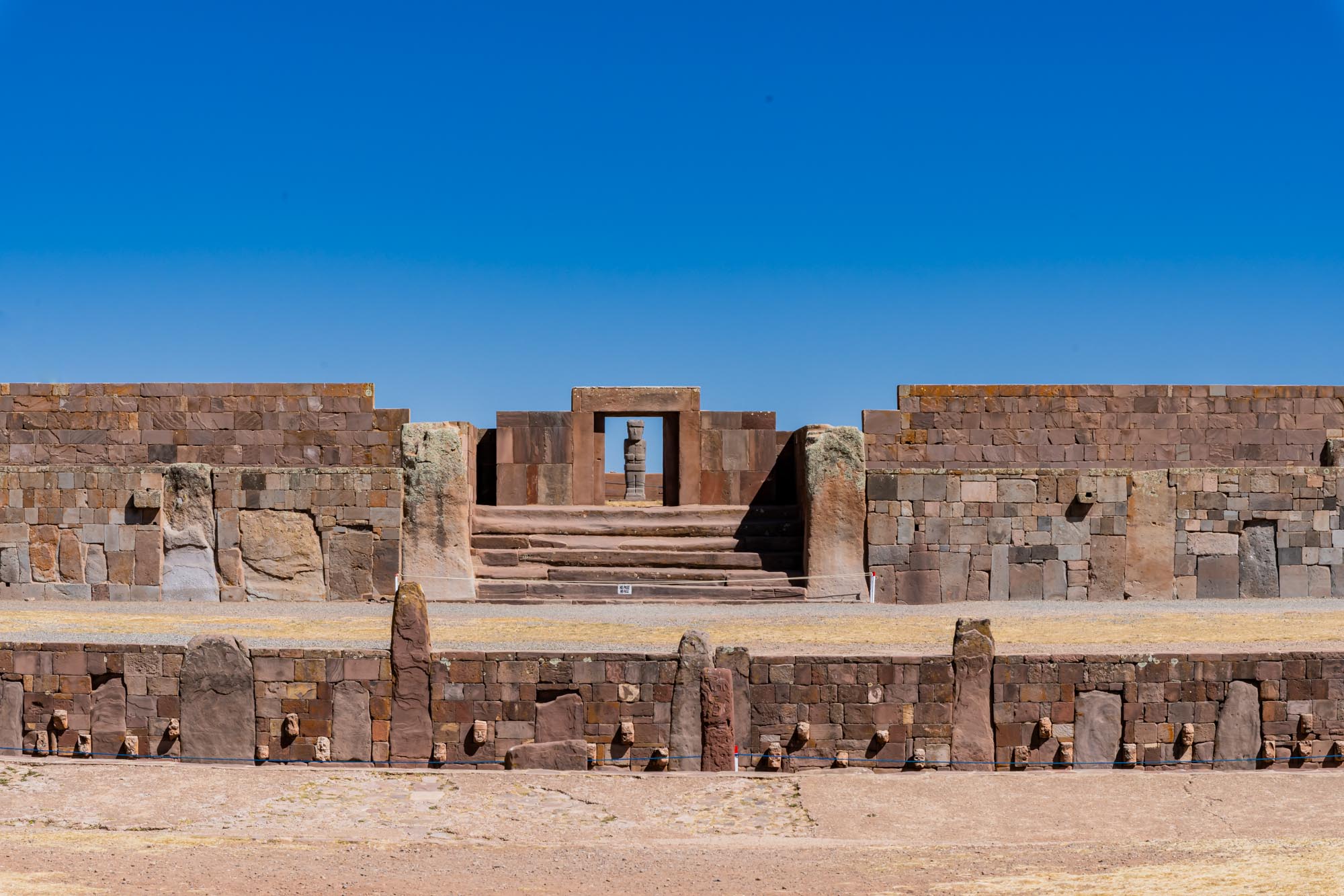 Eingang in den Kalasasaya Tempel mit Ponce Monolith