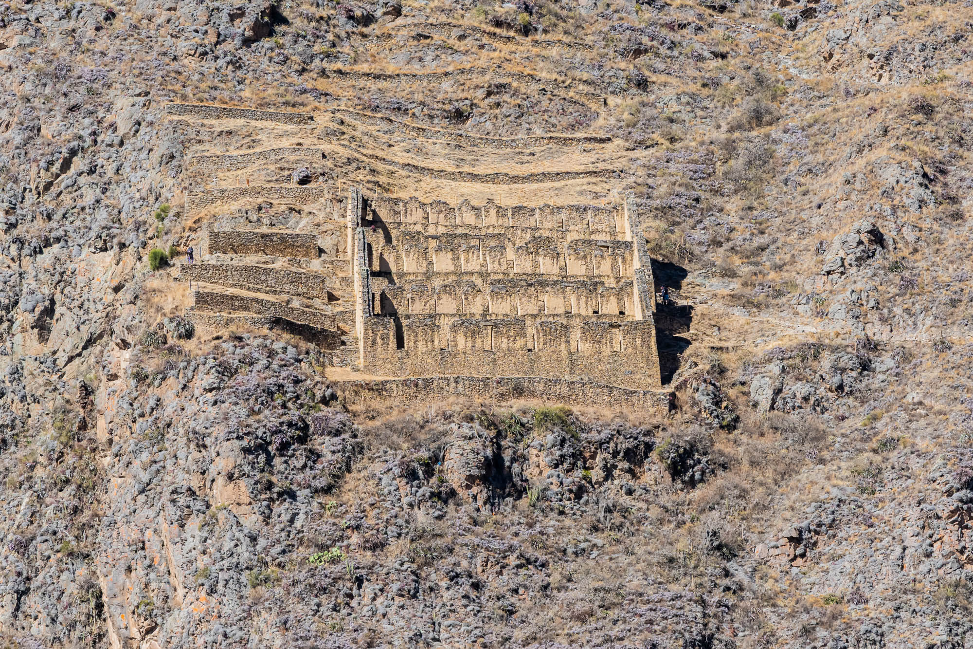 Ollantaytambo - grandiose Festung der Inka in Peru Lagerhäuser am Berg Pinkuylluna in Ollantaytambo