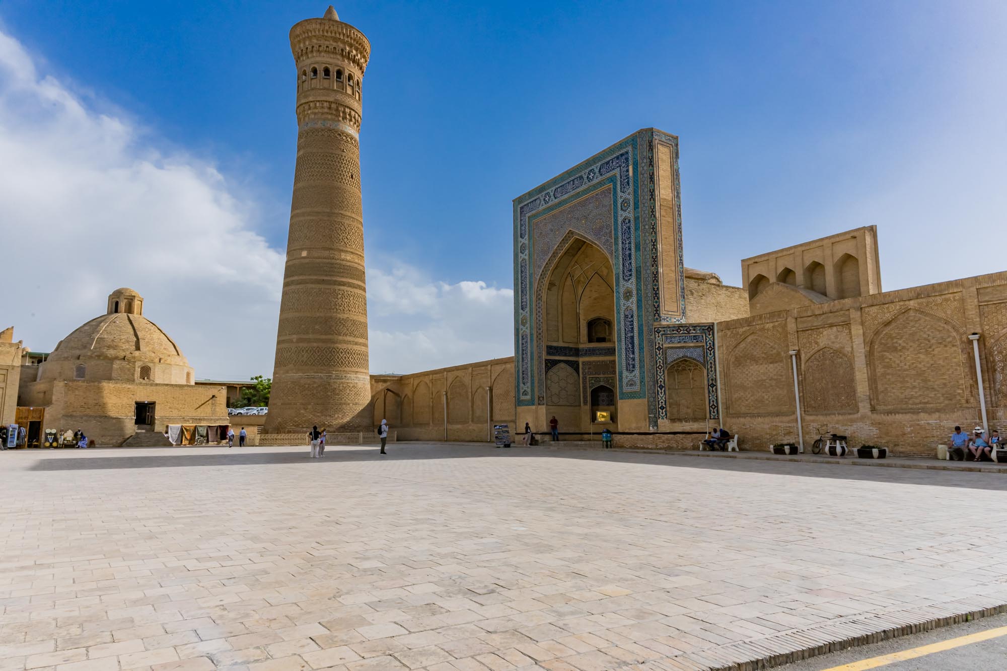 Platz vor der Kalon Moschee in Bukhara