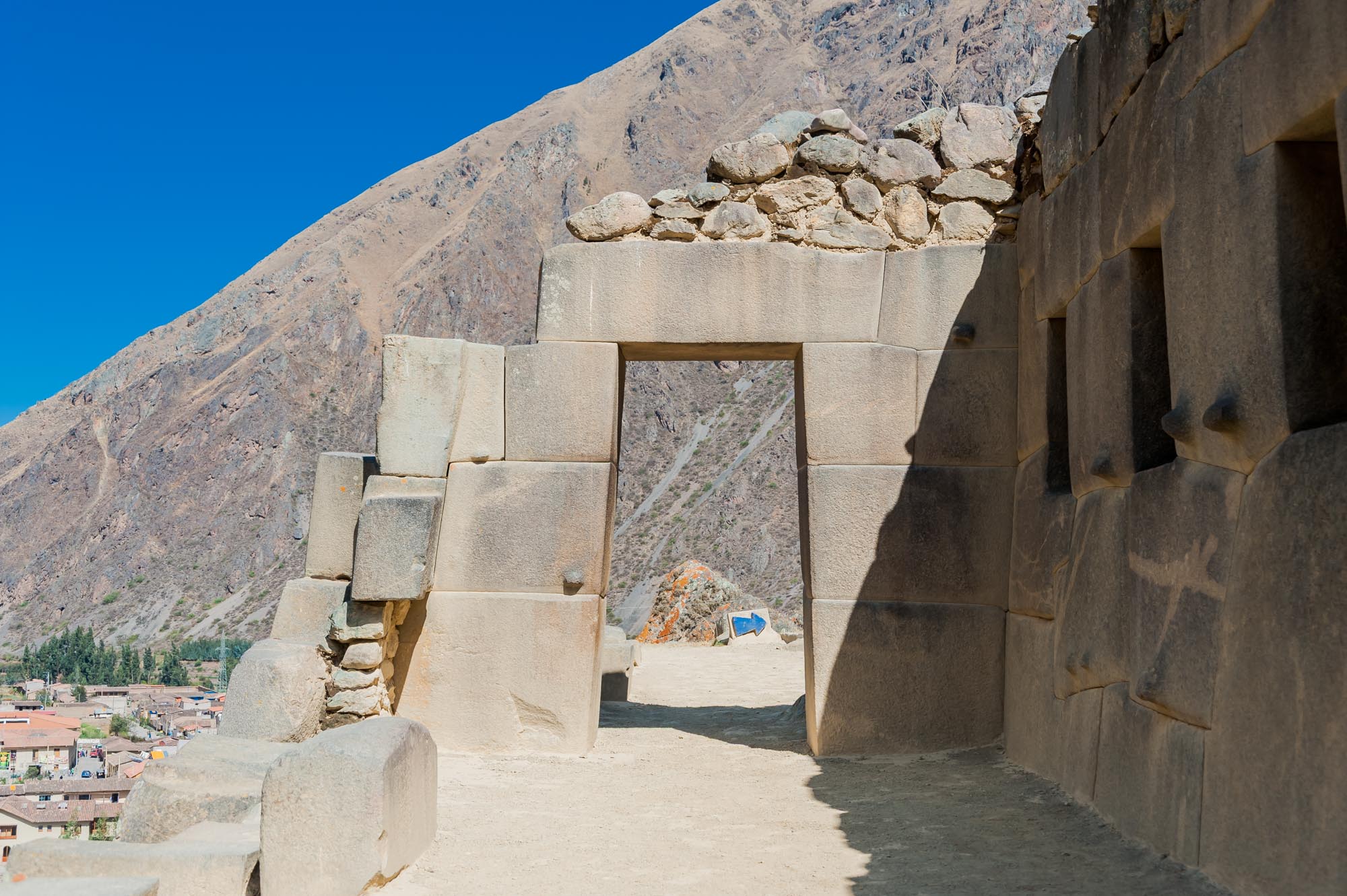 Ollantaytambo - grandiose Festung der Inka in Peru Steinportal in den Ruinen von Ollantaytambo