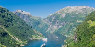 Der Geirangerfjord in Norwegen – Grandioses UNESCO Weltkulturerbe Blick vom Aussichtspunkt Bellevue auf den Geirangerfjord