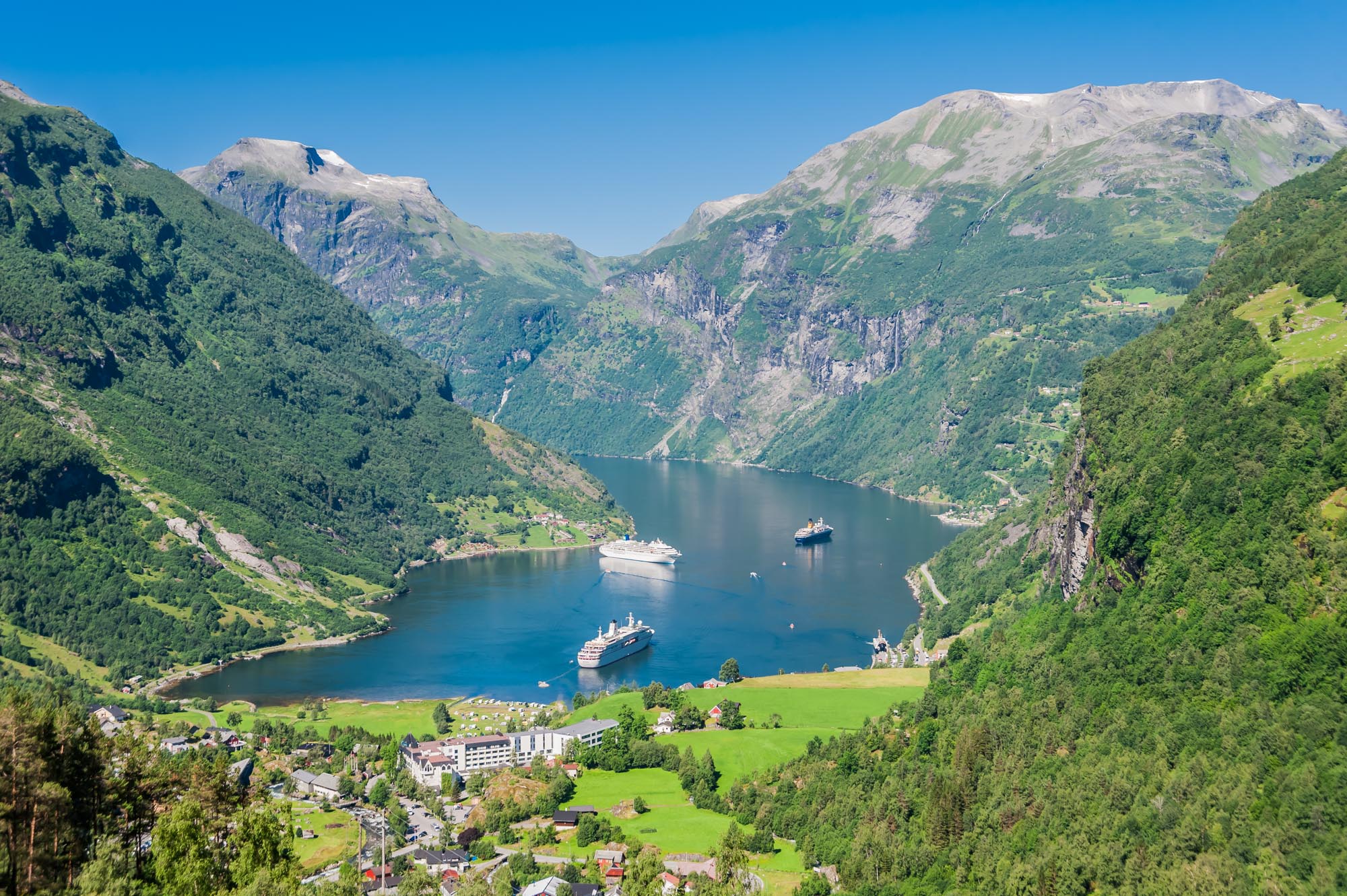 Blick vom Aussichtspunkt Bellevue auf den Geirangerfjord