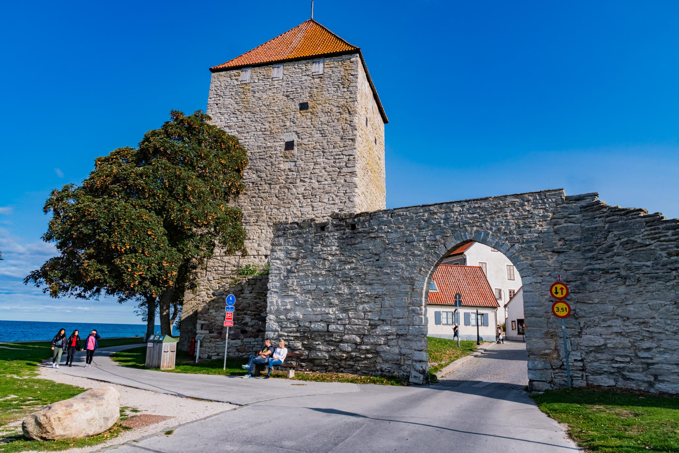 Stadtmauer von Visby auf Gotland Fiskarporten in der Stadtmauer von Visby