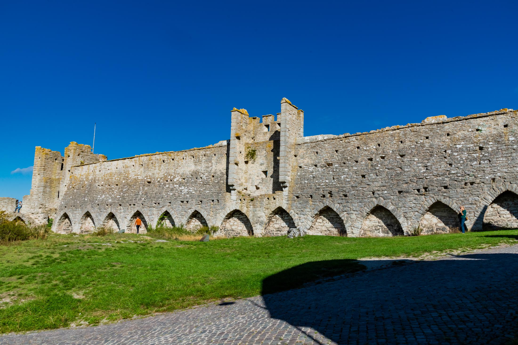 Stadtmauer von Visby auf Gotland Hinter der Stadtmauer von Visby