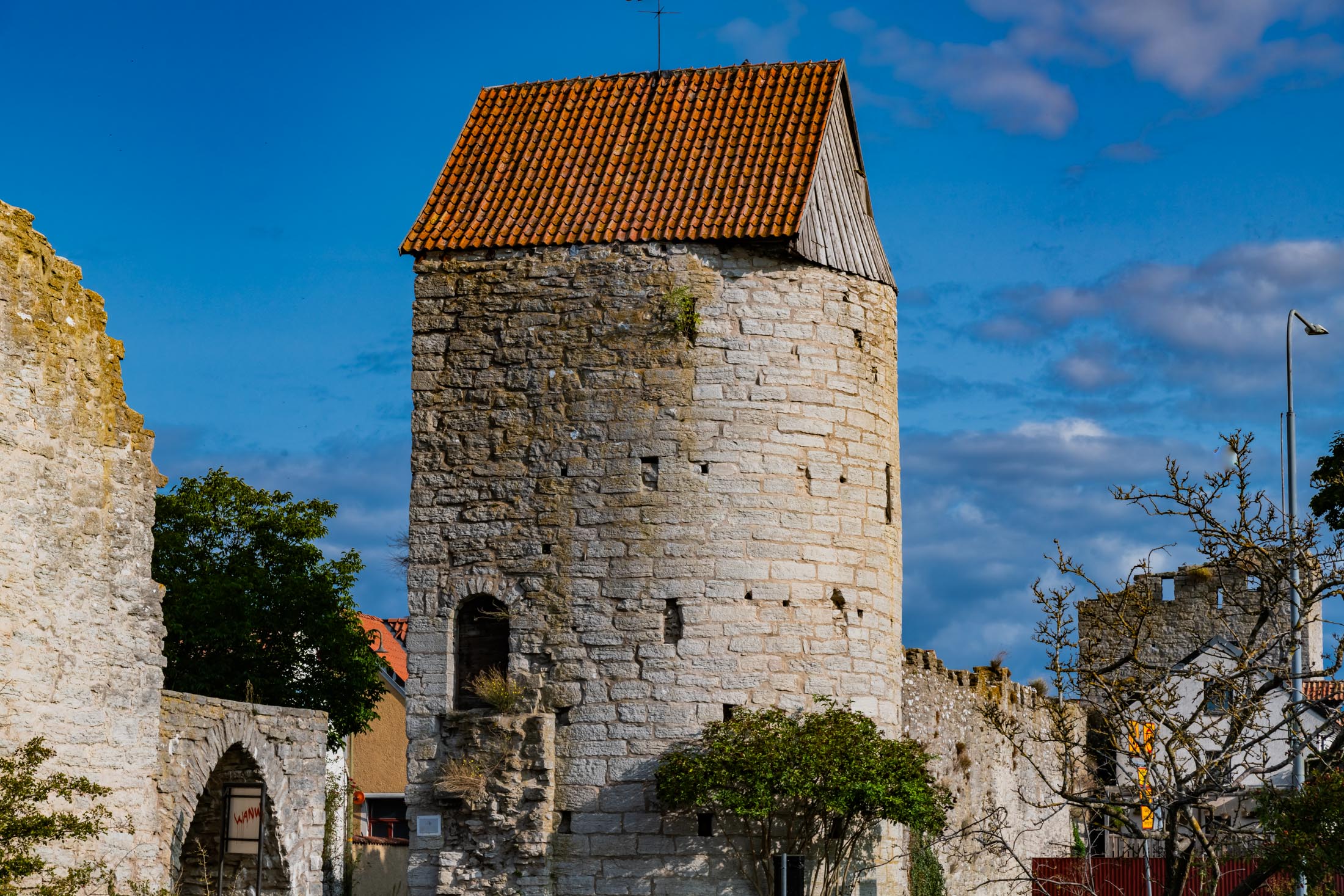 Stadtmauer von Visby auf Gotland Kvarntornet (Mühlenturm) in der Stadtmauer von Visby