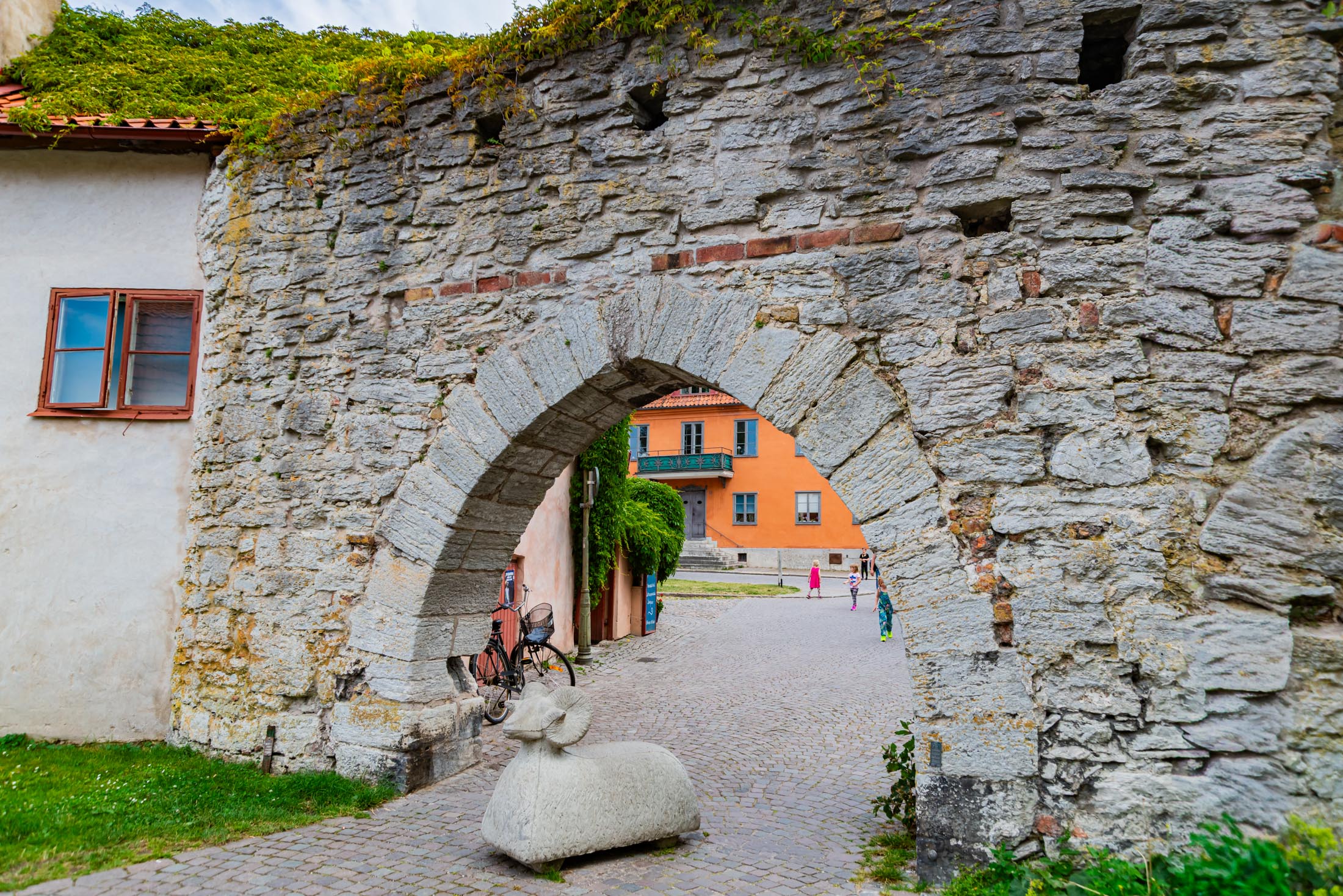 Stadtmauer von Visby auf Gotland Lilla Strandporten in Visby auf Gotland