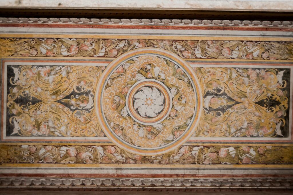 Schmuckvolle Decke im Tempel von Kelaniya auf Sri Lanka