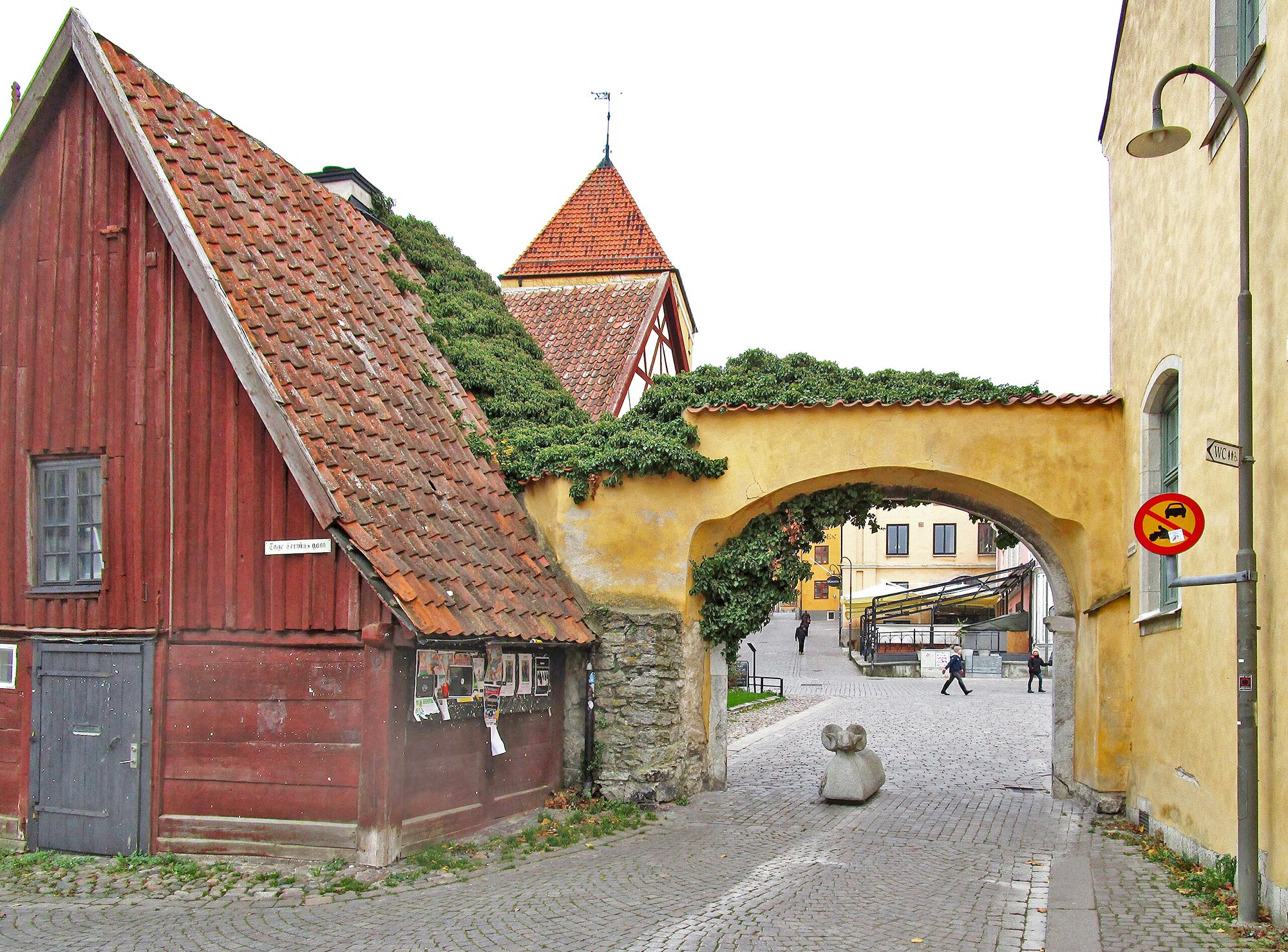 Stadtmauer von Visby auf Gotland Stora Strandporten in der Stadtmauer von Visby (Quelle-W.-Carter-CC-4.0)