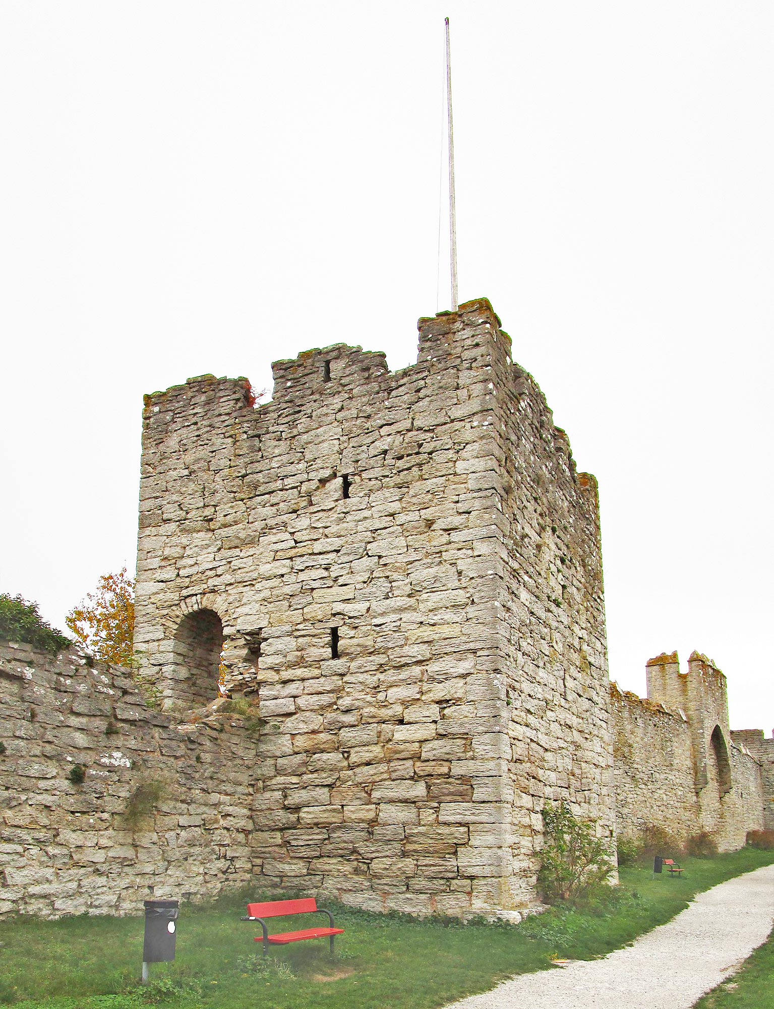 Stadtmauer von Visby auf Gotland Store Henrik in der-Stadtmauer von Visby (Quelle-W.Carter-CC-4)