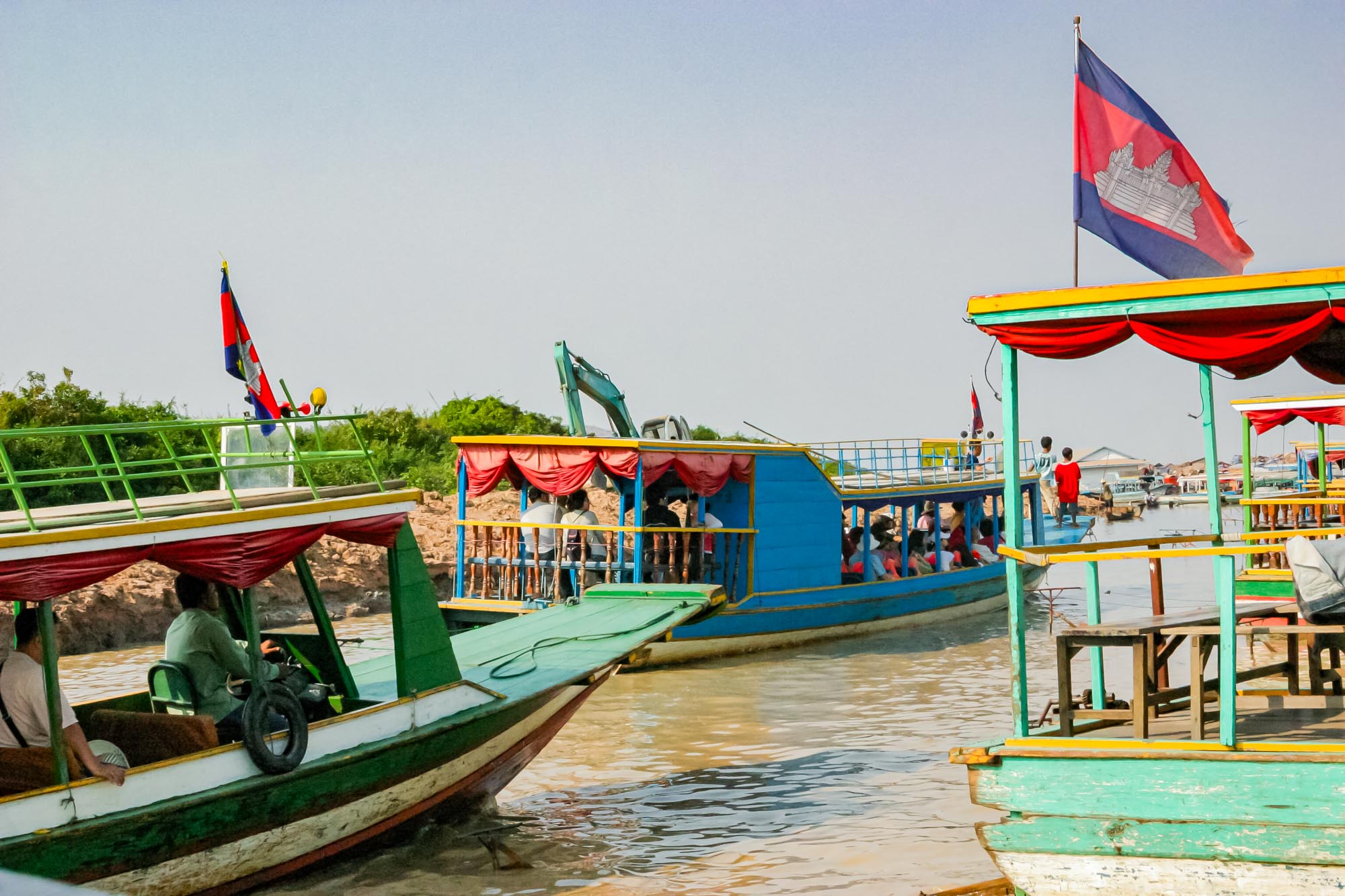 Die Flagge Kambodschas – Geschichte, Symbolik und Bedeutung Boote mit Flaggen auf dem Tonle Sap in Kambodscha
