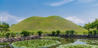 Daereungwon – Die Königsgräber des Silla-Reiches in Gyeongju Hügelgrab in der Grabanlage Daereungwon