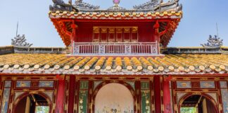 Nguyễn-Dynastie in Vietnam (1802–1945) – Kaiser und Geschichte Portal in der Grabanlage von Kaiser Minh Mang in Hue