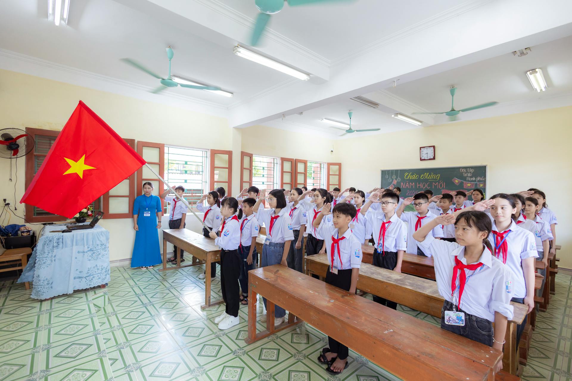 Nationalhymne Vietnams – Entstehung, Text und Bedeutung Schüler singen Nationahymne in Vietnam